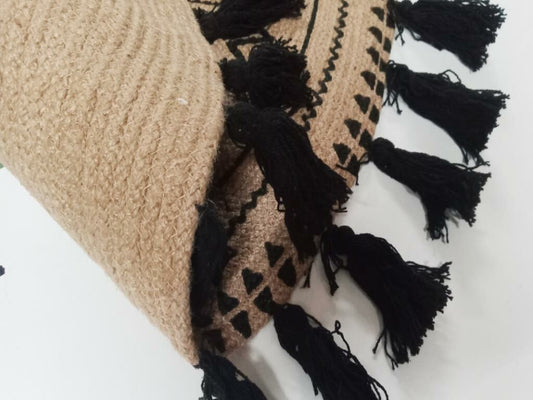 Natural Jüt Halı – 120×120 cm (Siyah Püsküllü)